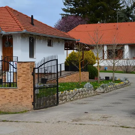 Kerekerdo Vendeghaz Guest house *